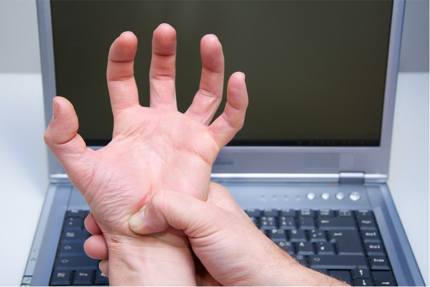 Je denkt er niet zo over na als je gewend bent om alles met twee handen te doen, ook als je klachten hebt. Lees hier het verhaal van Corien. Ze geeft veel praktische tips . 

#rsi #rsiklachten #triggervinger #carpaletunnelsyndroom #CTS rsi-vereniging.nl/ervaringsverha…