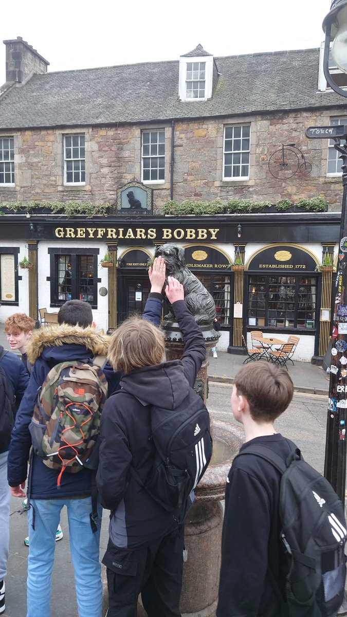 LargsExpArts's tweet image. After taking in the dizzying &amp;amp; extraordinary sights at Camera Obscura &amp;amp; World of Illusions, our field trip continued with a &apos;Time Traveller&apos; photoshoot around the Old Town &amp;amp; a visit to the National Museum of Scotland. Finished off with a good luck pat on Greyfriars Bobby&apos;s nose!