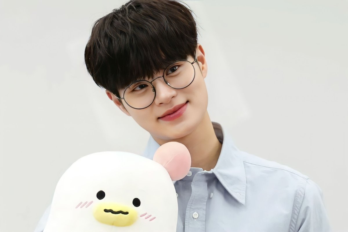 eroshwi's tweet photo. 030823 이대휘파람~🤍💙

#이대휘 #에이비식스
#LEEDAEHWI #AB6IX https://t.co/SvXSapkbQI