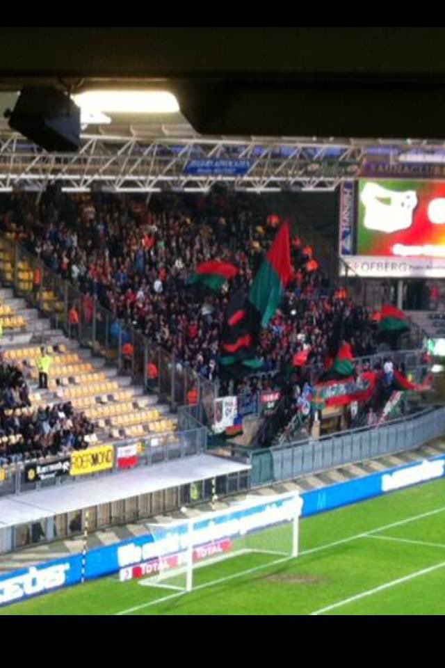 dewaalstad's tweet photo. Vandaag, 9 jaar geleden. Met een vol uitvak bij Roda. Bekogeld met zakken suikerpinda’s vanuit het thuisvak. NEC won die wedstrijd met 0-1, om later met liefst 101 punten kampioen te worden van de KKD. Een mooie dag! #rodnec #necnijmegen https://t.co/kKgOVwE66a