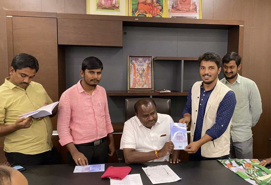 SIOKarnataka's tweet photo. Delegation of SIO Karnataka team met Former Chief Minister of karnataka @hd_kumaraswamy and gave the students Manifesto with list of demands of Students and youth for Upcoming Karnataka State assembly election and asked to include them in thier manifesto.

#StudentsManifesto https://t.co/GOPahfFLTe