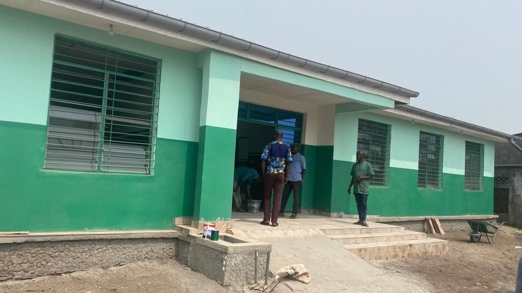 En 2022 hemos terminado de rehabilitar el hospital de Kindi en #RepúblicaDemocráticadelCongo con la construcción de una nueva maternidad y una farmacia, con el apoyo del @GobAragon @Ayto_Coslada #AyuntamientodeCastrillón y junto a #PROCLADECongo. #PROCLADE