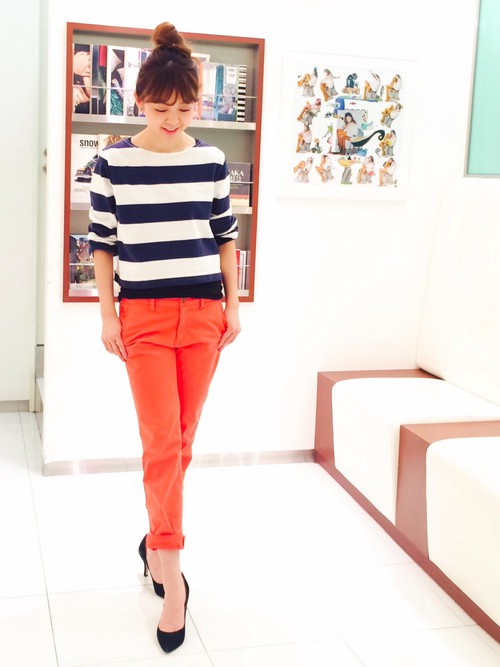 Encrypted_Hash's tweet image. Horizontal striped tops with bright colored trousers give people a vibrant atmosphere on Women's Day