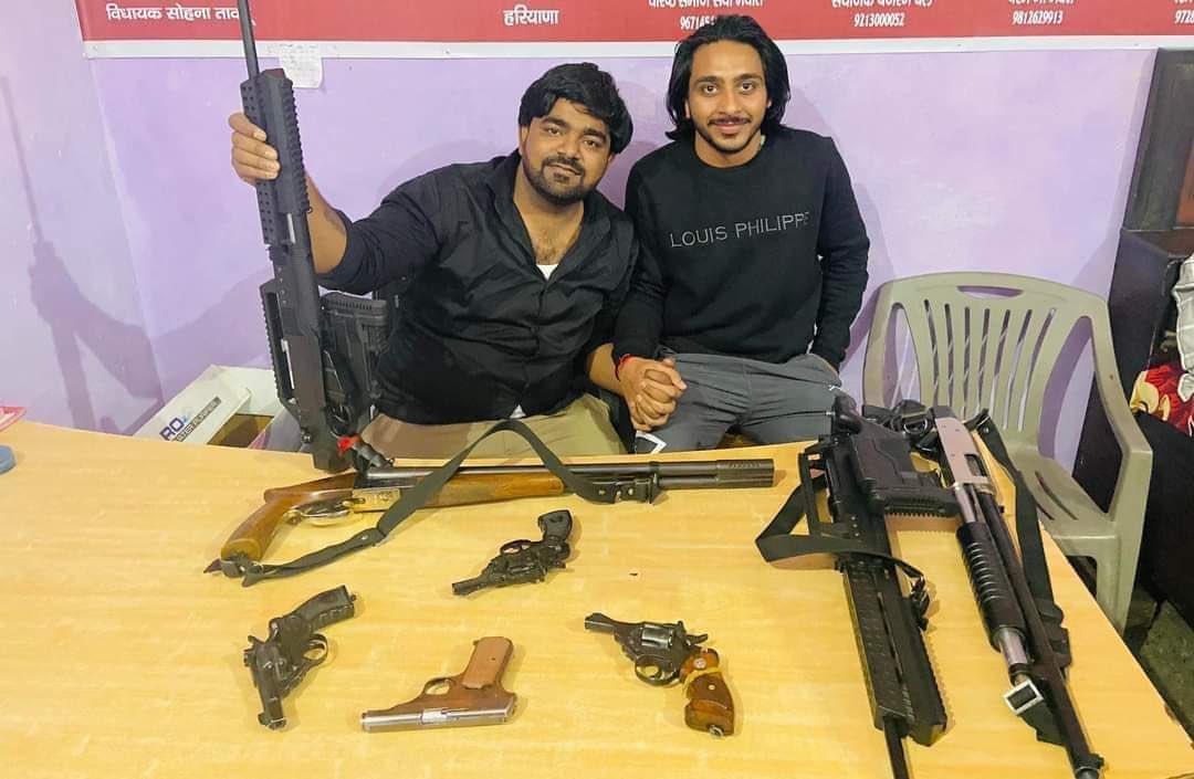 तथाकथित गौरक्षक खुलेआम लोगों के घर पर रेड डालते हैं और अवैध हथियारों से गोलियां चलाते हैं। आखिर इनकी गुंडागर्दी कब तक चलेगी ? <a href="/police_haryana/">Haryana Police</a>
कार्रवाई में इतनी देरी क्यों!??

#Justice_For_Nasir_Junaid
#गौरक्षक_ही_गौतस्कर_हैं