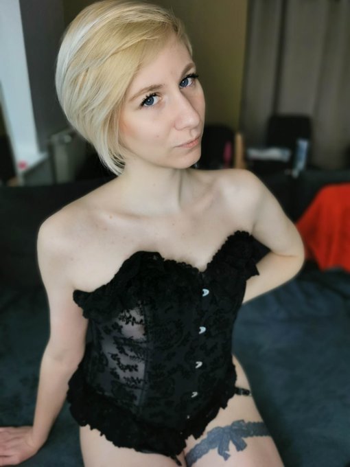 En cette journ&eacute;e internationale des droits de la femme, On lance un live marathon! Venez me retrouver<a href="/tag/lingerie"class="tags"><span>#lingerie</span></a><a href="/tag/corset"class="tags"><span>#corset</span></a><a href="/tag/nsfw"class="tags"><span>#nsfw</span></a><a href="/tag/chaturbate"class="tags"><span>#chaturbate</span></a><a href="/tag/adventca"class="tags"><span>#adventca</span></a>