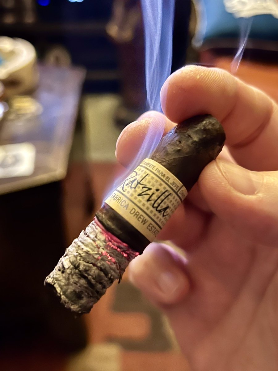cigarsmoke's tweet photo. Alas all good things!! @CigarSafariFan @drewestatecigar @JonathanDrewArt I love smoking cigars but every now and then you come across a complete gem ๐ Goodnight #TwitterFam tomorrow is a new day filled with #cigars #cigarsmoke #smokesignals #RatZilla ๐ #cigar #pssita https://t.co/egCyTiDnqL