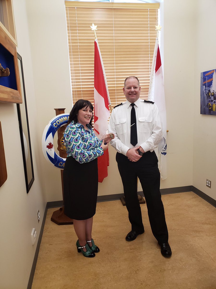 RCNintheUSN's tweet image. Was honoured to recognize Cedra Smith today with a Commanders coin. Cedra worked at #canfltpac for 14 years providing excellent IT/security support to our HQ and Fleet. #BZ Cedra, wishing you all the best as you start with the RCMP.