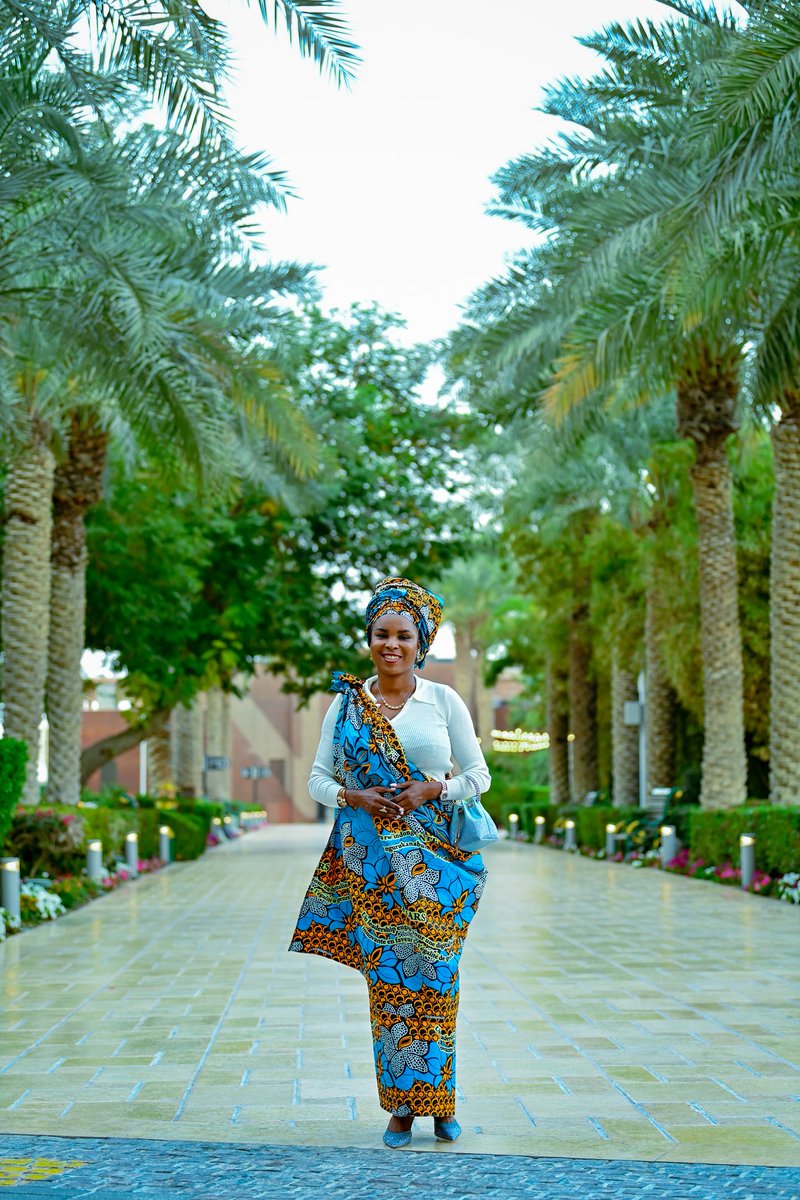 Burundi1stLady's tweet photo. En cette journée internationale dédiée à la femme, je rends hommage à toutes mes compatriotes burundaises qui ne ménagent aucun effort pour contribuer au développement de leurs familles et de leur pays.Cette année,œuvrons à la promotion de l’usage responsable des TICs. Bonne fête https://t.co/7svbcvWgYw