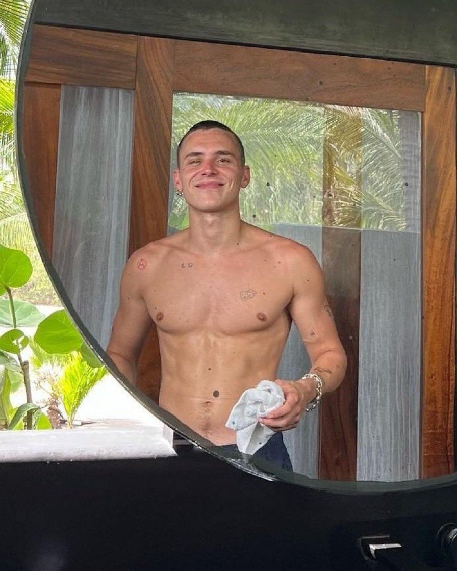 Naked Celeb Guys (18+ ONLY) on Twitter: "RT @FitFamousMales: Aron Piper 🔥🔥"