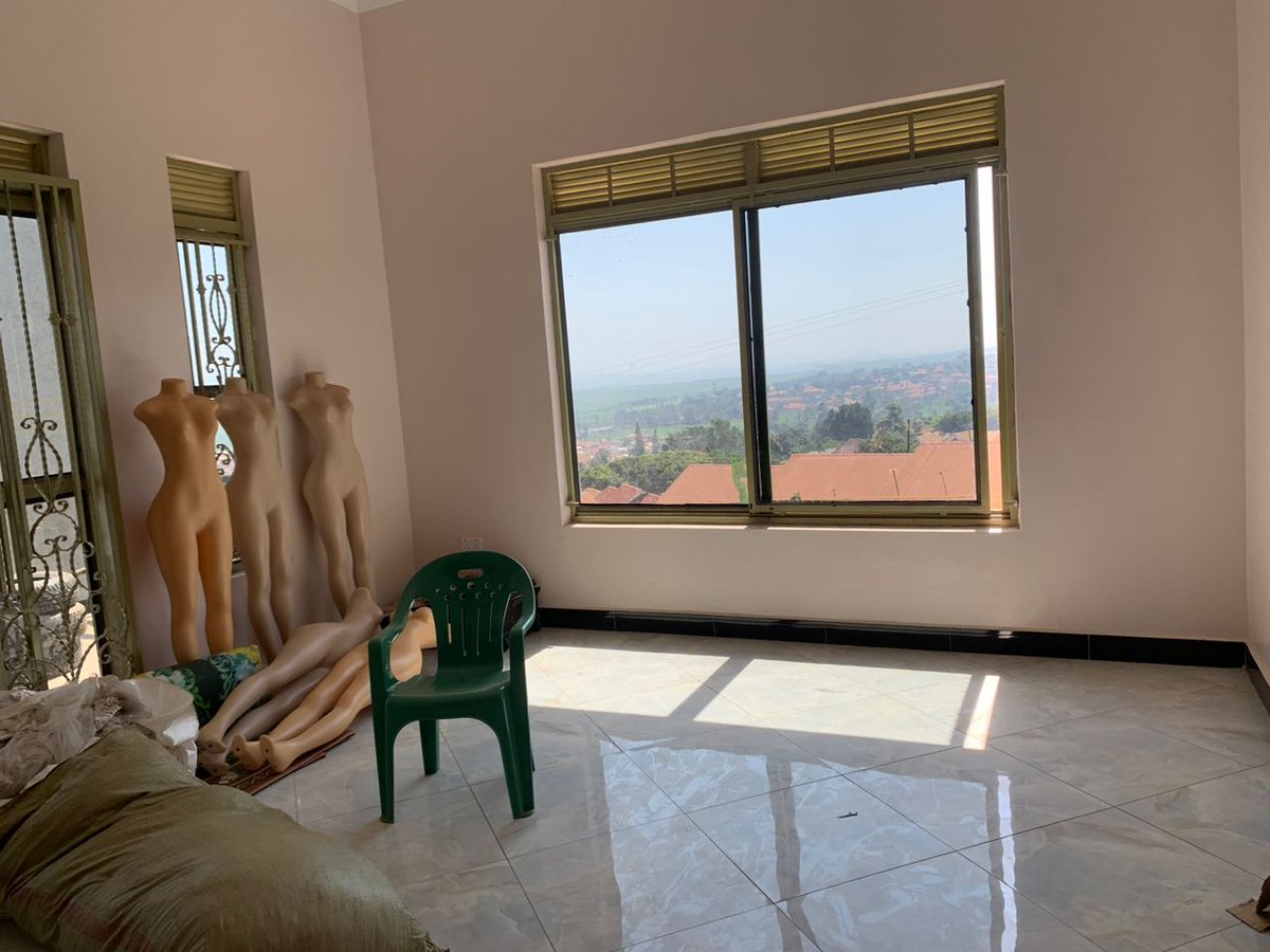 shukranproperty's tweet photo. โค๏ธMANSION FOR SALE ๐
๐#5bedrooms
๐#6bathrooms
๐#2sitting rooms,
Dining and modern kitchen
๐Seated on #17decimals private mailo land title on table.
๐Location:Kajjansi less than 1km from the main road
๐Price: #900m Ugx negotiable.
Call 0706592177 https://t.co/HuMeVa2aB9