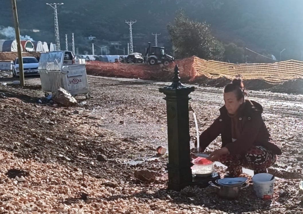 OnderAlgedik's tweet photo. Bütün bunlar olurken TOKİ'nin;
-21 Şubat'tan bu yana,
-Pazarlık usulüyle,
-500 milyon TL ile 1,5 milyar TL arasında değişen,
-50 ihale yaparak,
-Müteahhitlere 40 MİLYAR TL'lik iş dağıttığını..

Ama çadır ve su dağıtamadığını biliyor muyuz?
#DevletNerede?
https://t.co/4ncfl9v19R https://t.co/QKVTmcbNxz