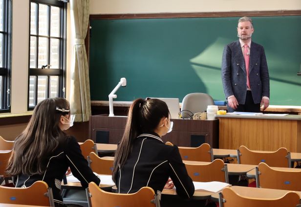 kobe_college's tweet image. 【MBSテレビ「NMB48の＃エモスト」の取材を受けました。】
NMB48のお二人が神戸女学院に来学！
キャンパスツアーや体験授業などの様子が放送されます。ぜひご覧ください。
【放映予定日】 3/24(金)1:29～2:30（木曜深夜）
【番組Twitter】
#神戸女学院
#MBS
#NMB48
#エモスト