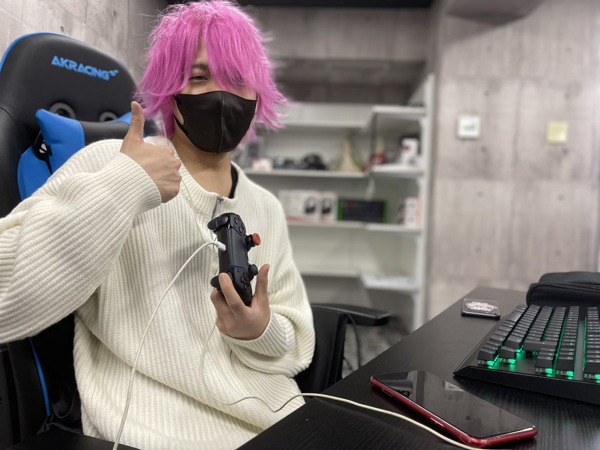 REALIZE_GO's tweet photo. RLZ Apex Legends部門所属選手Tomorowも #REALIZEGAMINGHUB に到着!
#NextController を使用して薙ぎ倒して👍👍 https://t.co/c0u6q99WZQ