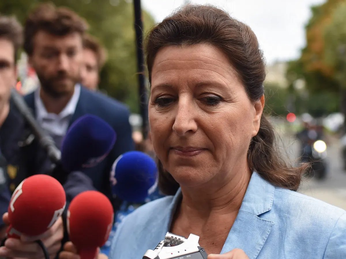 Poulin2012's tweet image. Au UK avec les révélations des  #lockdownfiles l’ex ministre de la Santé risque un procès 

En France, l’ex ministre de la Santé est décorée de la légion d’honneur ce jour par le président de la République.