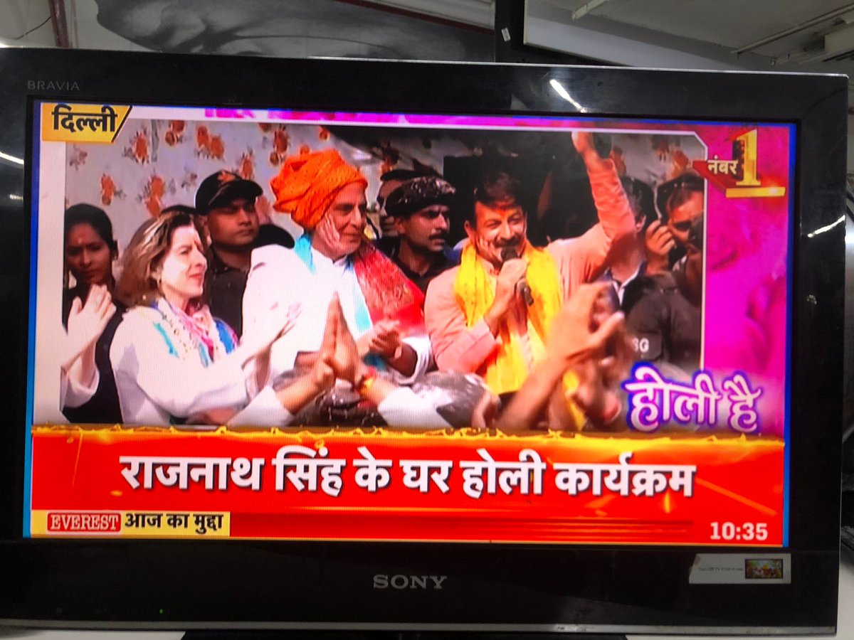 amitabhnews18's tweet photo. होली की खूब मची धूम रक्षा मंत्री @rajnathsingh के संग। केन्द्रीय मंत्रियों और विदेशी प्रतिनिधिमंडल के साथ होली मनाते राजनाथजी। 
#Holi2023 
#holi https://t.co/8bRikrf1hB