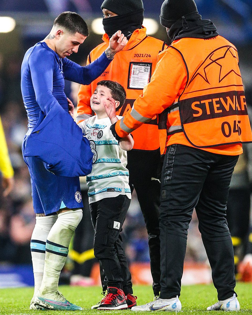 cloudninesports's tweet image. Enzo Fernandez gives his shirt to a young Chelsea fan who was crying after win against Dortmund 👕💙

#CHEBVB #UCL!