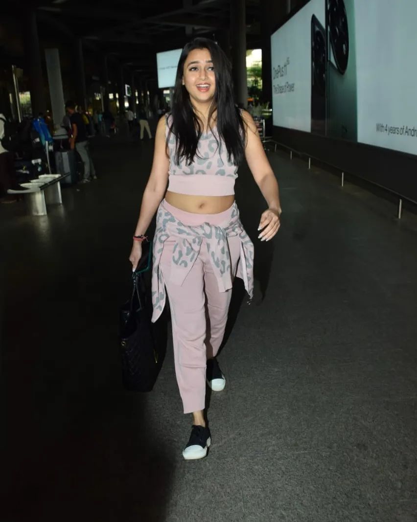 BollyTellyBuzz's tweet photo. IN PICS | Spotted 📸: Super stunning #TejasswiPrakash is all smiles as she was seen arriving at Mumbai airport earlier today https://t.co/V5Htr0KmtN