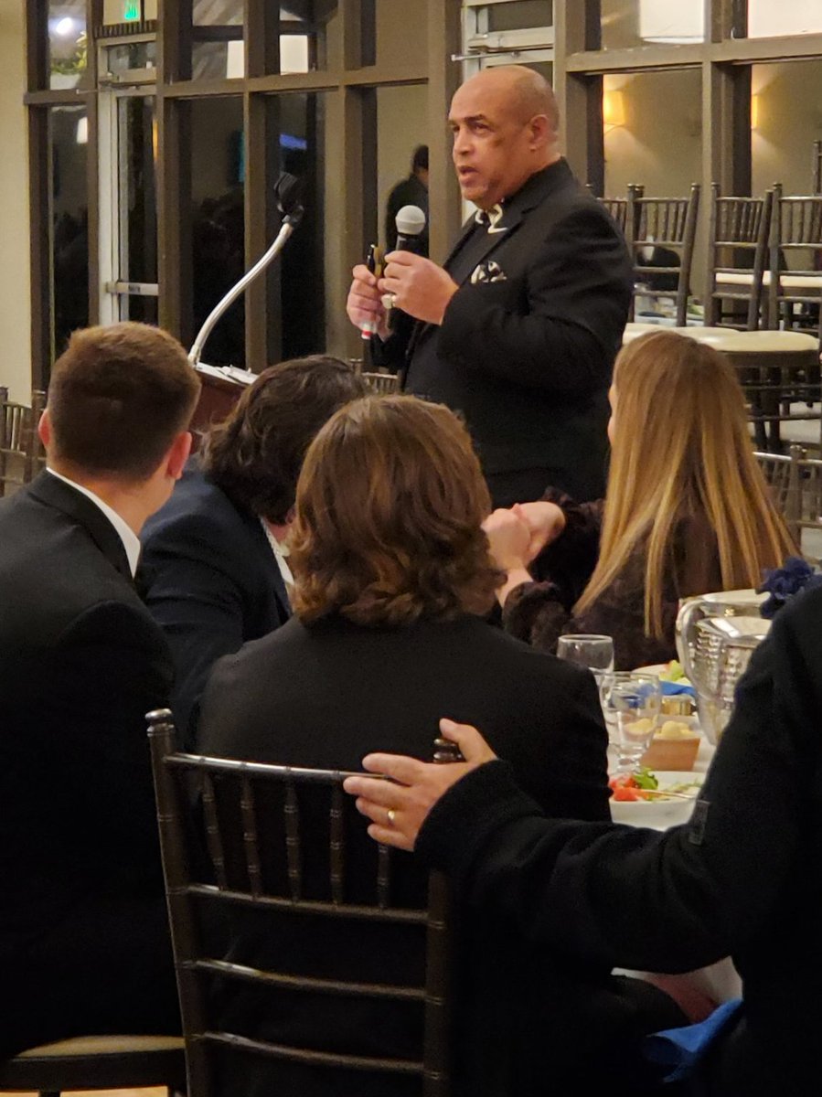 NFFNetwork's tweet image. How a scholar athlete banquet was resurrected after pandemic

Thanks @latsondheimer of LA Times for capturing the story as the NFF San Fernando Valley Chapter (@NFF_SFV) recognized 35 scholar-athletes &amp;amp; @cfbhall inductee Anthony Davis addressed the crowd

latimes.com/sports/highsch…