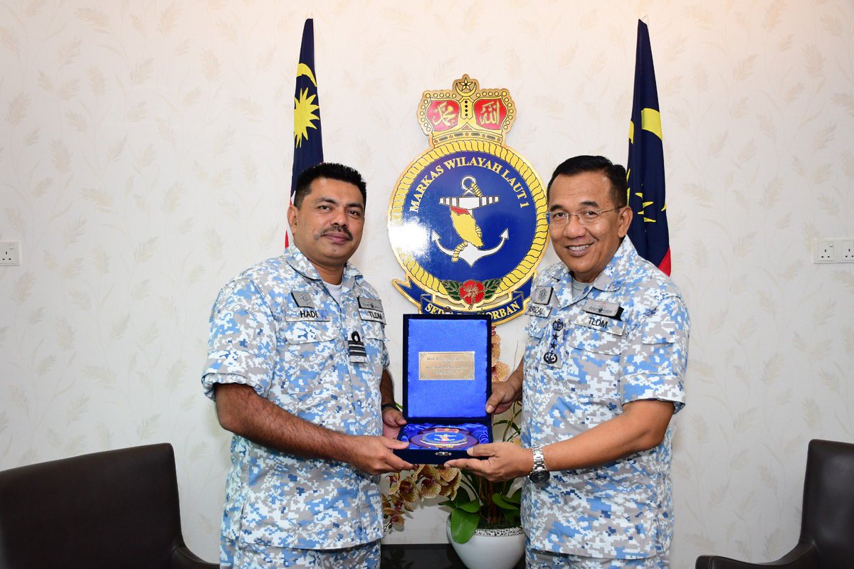 KDKEDAH171's tweet photo. “Good company in a journey makes the way seem shorter.” – Izaak Walton
Pegawai Memerintah KD KEDAH, Kdr Abdul Hadi bin Hj Abd Rahman telah membuat kunjungan hormat ke atas YBhg Laksda Farizal bin Myeor, PANGWILLA 1.
@tldm_rasmi
@MPA_Timur
@Mawilla_1
#SwiftAndSure
#The171 https://t.co/bfUJZKN17Q