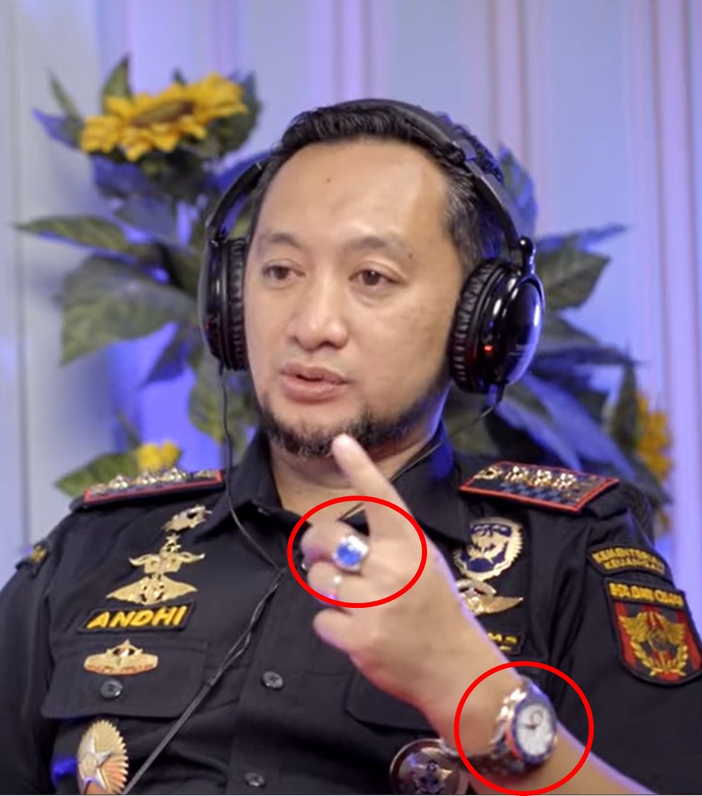 BosPurwa's tweet photo. Nambahin data @PartaiSocmed tuk Kepala Bea Cukai Makasar, Andhi Pramono. Diduga Royale Blue Shafire  dan Jam tangan Rolex https://t.co/oePjupofgl