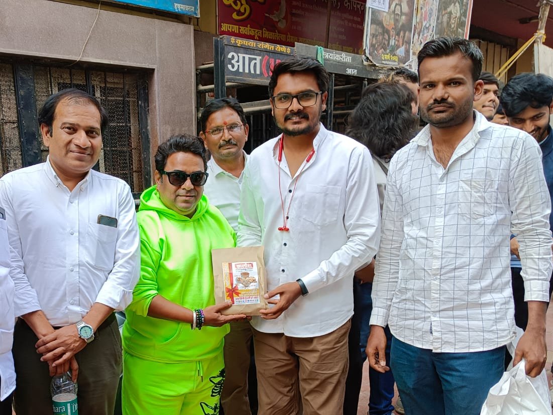 KalanshU's tweet photo. मसुटा चित्रपट प्रीमियर शो साठी कोपरगाव मध्ये हिंदी मराठी सिनेमा सृष्टीतील कलाकार कांचन पगारे यांचे स्वागत कालांश उद्योग तर्फे करण्यात आले... https://t.co/VtN61d0h8P