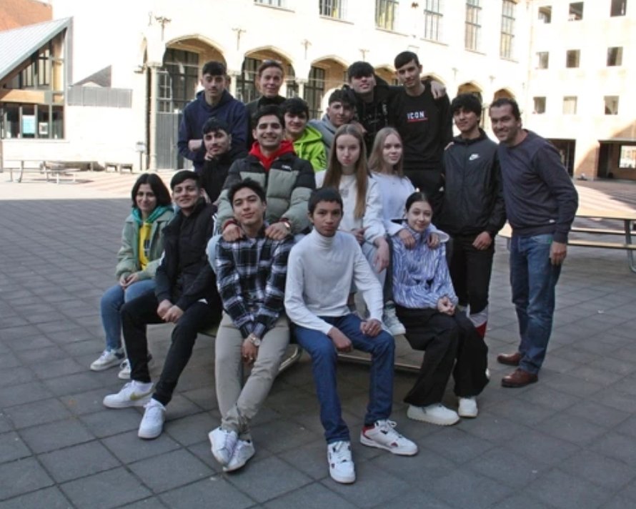 DriesCloet's tweet photo. Een klas met leerlingen van over de hele wereld. Vrijdag première #HOOP #collegeVeurne #talentis
https://t.co/AItYhqAImj https://t.co/lLBOAmqXwC