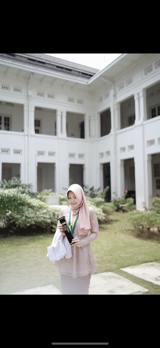 Amaliagp's tweet photo. Aku sehat sehat saja, lg hidup slow paced internsip di daerah walaupun sulit namun fun!! Aku udh lulus lohh ya Allah capek abis ya kuliahh lama buangettt!!🤣🤣 but i do enjoy everything walaupun sulit kenangannya berharga sekali pas kuliah🥰🥰 https://t.co/CBotyA4EaT