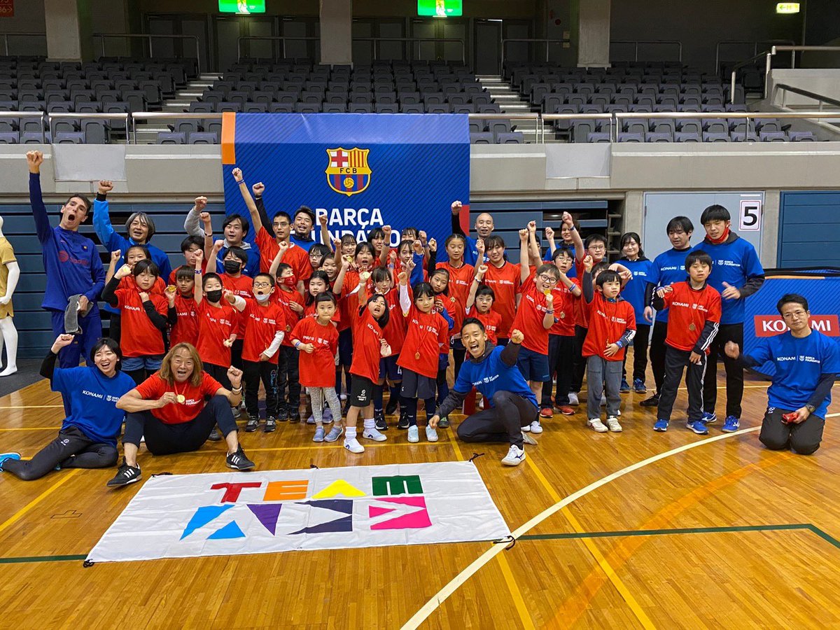 TeamAdp2021's tweet photo. グループ2「イエスノー鬼ごっこ」では、目の見えないお子さんが鬼になると、ケンケンで逃げるという #アダプテッド ルールを採用🦵✨
リスペクトをテーマにしたグループ1では「みんな笑顔でプレーする」というルールがゲームに追加され🥰ニコニコプレーヤーがいるチームにはフリーキックをプレゼント⚽️ https://t.co/7CdhBIe3m1