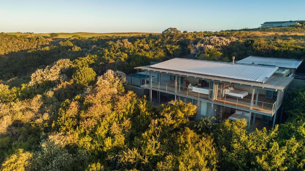 PropertyBaskett's tweet photo. Oubaai House
Location: Herolds Bay
Price: Starts from R 11,136 /2-night for 6 guests.
Entire house ideal for a travel group of 6, Check out more details here https://t.co/TISHROKeV6.
https://t.co/nuseGRtMFO
#InCaseYouMissedIt 
#KatlegoDanke https://t.co/nDjUbMTTuA