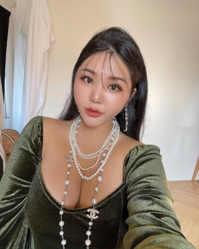 能一只手抓住我的大奶吗 点赞送私照 #反差