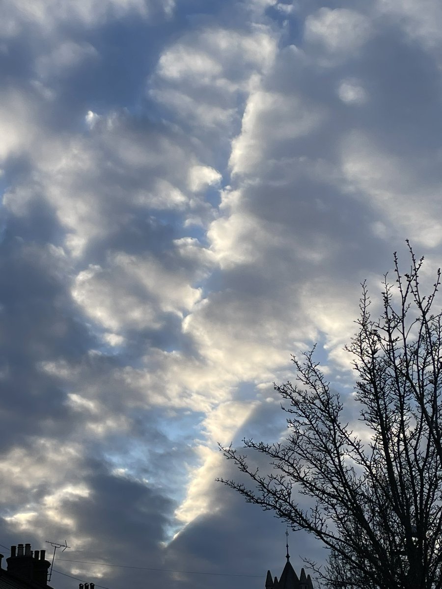 onlynicenice's tweet photo. Ziggy Stardust spotted above Brixton yesterday afternoon ✨⚡️ https://t.co/RncbRiyM75