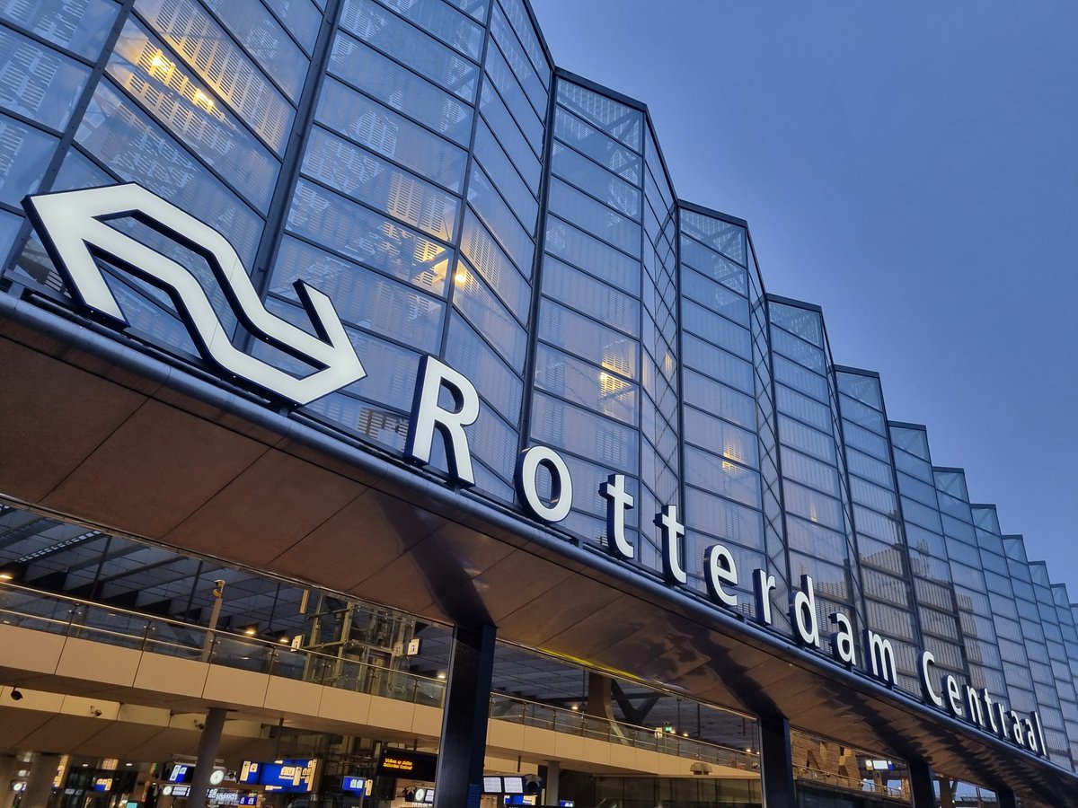 En we mogen weer een dagje naar kantoor. Heerlijk! Vandaag via Rotterdam Centraal. Comfortabel met de trein dus.