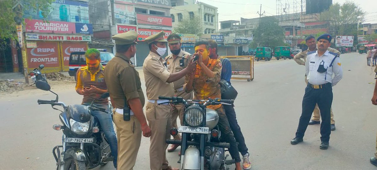 kanpurnagarpol's tweet photo. #होली पर्व के मद्देनजर @kanpurtraffic पुलिस द्वारा हादसे रोकने की कवायद, ड्रिंक एंड ड्राइव रोकने के लिए प्रमुख सड़कों पर मुस्तैद पुलिस,प्रमुख चौराह���ं पर ब्रेथ एनालाइजर के जरिए की जा रही है नशेबाजों की पहचान। @Uppolice @IPSRaveena @uptrafficpolice https://t.co/h5DfFkabeE