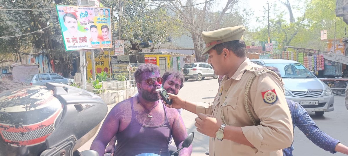 kanpurnagarpol's tweet photo. #होली पर्व के मद्देनजर @kanpurtraffic पुलिस द्वारा हादसे रोकने की कवायद, ड्रिंक एंड ड्राइव रोकने के लिए प्रमुख सड़कों पर मुस्तैद पुलिस,प्रमुख चौराह���ं पर ब्रेथ एनालाइजर के जरिए की जा रही है नशेबाजों की पहचान। @Uppolice @IPSRaveena @uptrafficpolice https://t.co/h5DfFkabeE
