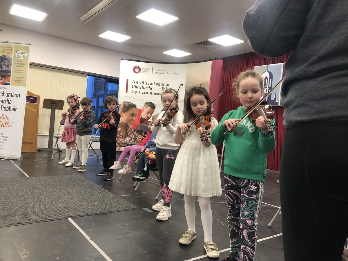 anchrannog's tweet photo. Bhí scoláirí as Scoil na Crannóige ag seinm ag Seó mór san Acadamh i nGaoth Dobhair aréir. Comhghairdeas leo uilig & buíochas lena dtuismitheoirí & a dteagascóirí. @EnaGaeltachta @UdarasnaG #Gaeilge #seachtainnagaeilge #cuisle #gaeltacht https://t.co/XecKMjofjT