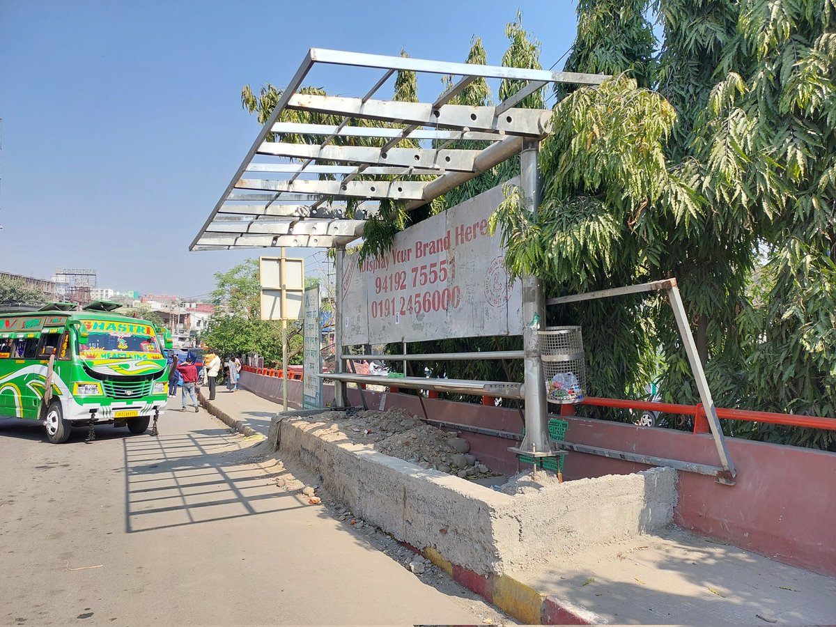 RAJANGANDHI's tweet image. This is how extra @smartcityjammu is 
Busiest Dogra Chowk outside #PressClub 
Matador stand by @jmcjammu 
Dhoop aur Baarish maen public kahan jae
This is what ur #Babus r doing @manojsinha_ 
Aisae lootaya jaa raha hae paisa @PMOIndia @HMOIndia 
#ProjectLootoIndiaLooto
@diprjk