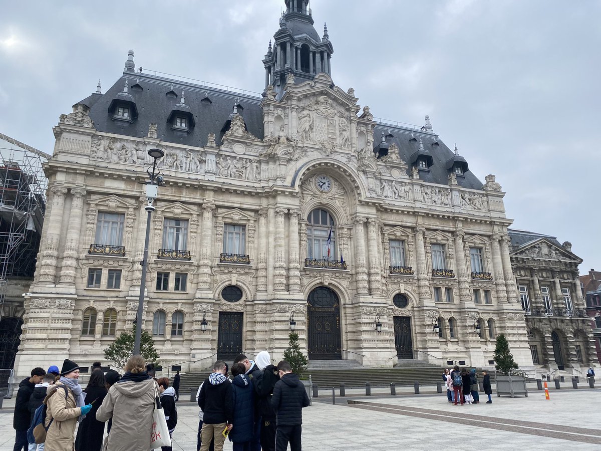 AminaBBounoua's tweet photo. Le froid actuel, la pluie, les 13000 pas pendant les parcours « Retour à l’âge industriel » dans la ville et à la @LaManufRBX ont permis à nos élèves d’appréhender parfaitement la période (Mémoire kinesthésique 🤭 #IntelligencesMultiples) Merci aux excellents guides de @roubaix https://t.co/OAhe8fCK0n