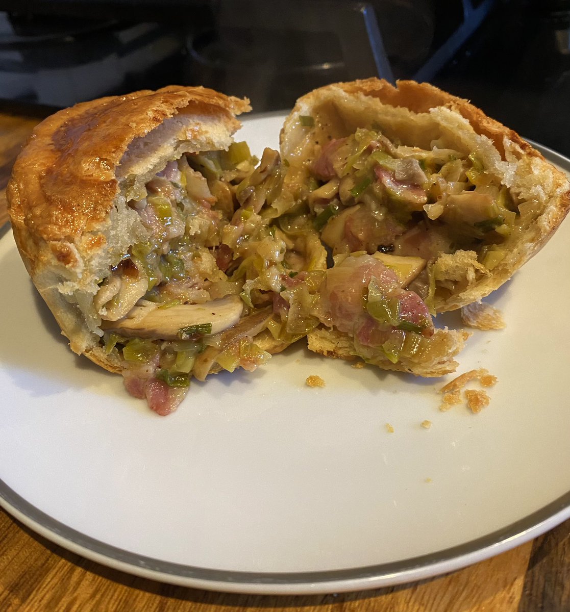 Streaky smoked bacon, mushrooms and leek pie. 🤩
Happy #nationalpieweek #cooking
#foodie #foodphotography #recipe