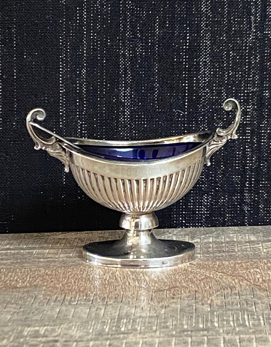 Excited to share this item from my #etsy shop: Bartolini Bartolozzi Saleron/Salt Dish, Rare Item, 800 Silver Base and Spoon with Colbalt Crystal insert. #vintagesilver #bartolinibartolozzi #raresilverware etsy.me/3L1SEtV
#vintage #italiansilver #vintage #exlusive