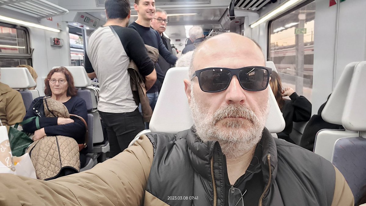 Como no podía ser de otra forma <a href="/Renfe/">Renfe</a> sigue con su cruzada para hacernos aburrir el tren a los usuarios del Media Distancia Alcoi-VLC. Hoy convoy con solo 2 vagones mal reformados con configuración Cercanía, consecuencia (siendo Fallas): Petado! <a href="/salvemeltren/">Salvem el tren Alcoi-València</a> #indignatambrenfe