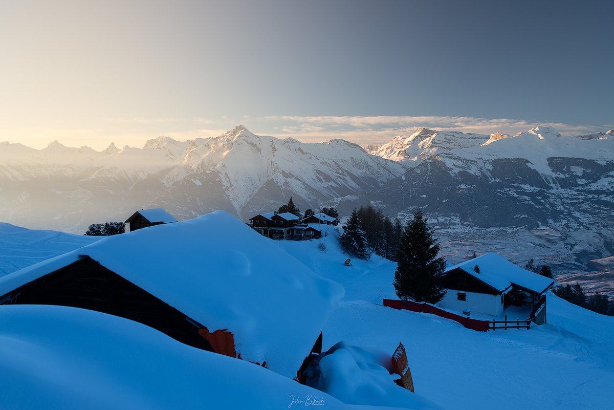 julienbukowski's tweet photo. Cette photo, cette vue! Une récompense bien méritée après une longue et difficile montée depuis Grindelwald jusqu'à Kleine Scheidegg. Des paysages à couper le souffle et des conditions idéales pour skier. C'est ce que j'aime le plus dans le ski de randonnée: la liberté et la poss https://t.co/d5eqPWJUJJ