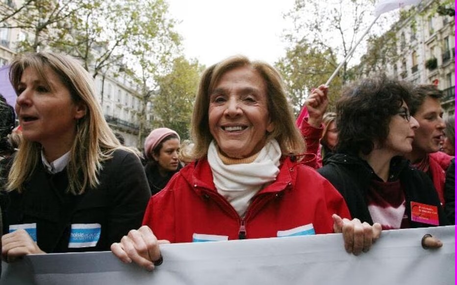 #GiseleHalimi aux côtés des femmes en manif.  
#JourneeDesDroitsDesFemmes 
#journeeinternationaledesdroitsdesfemmes 
#grevedu8mars 
#greve8Mars