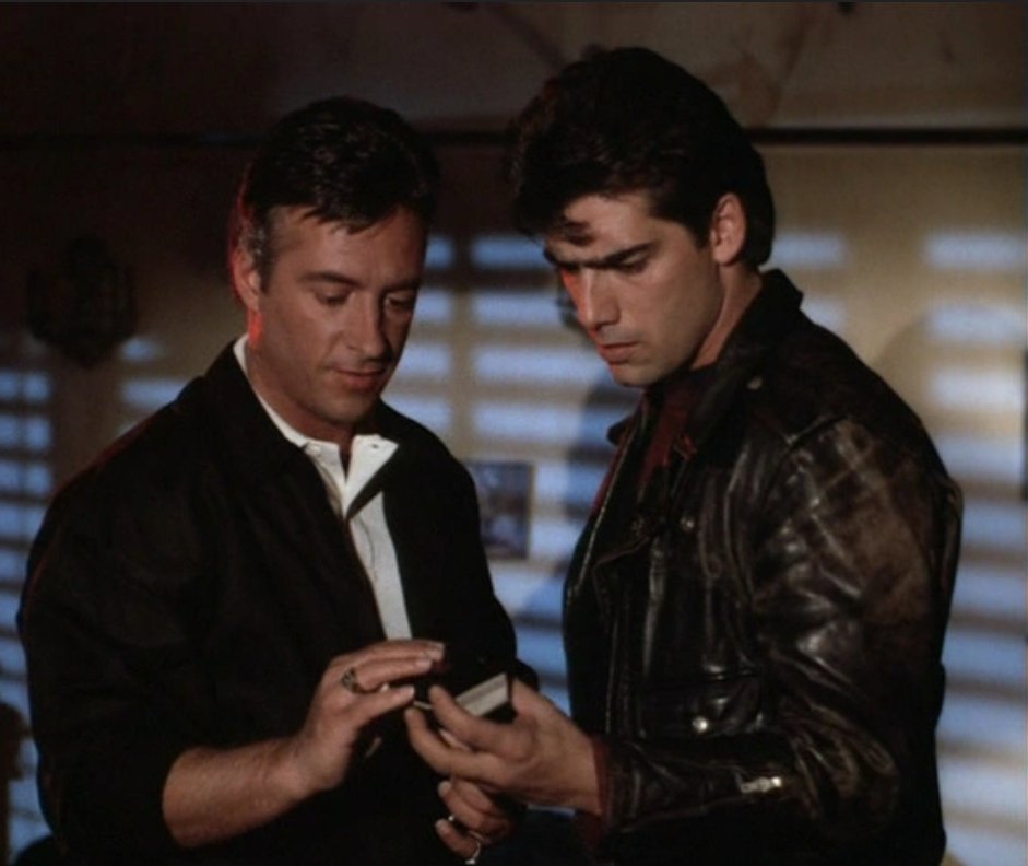 @KenWahl1 @chazzpalminteri @RobertJohnDavi @MichaelChiklis @RetroNewsNow @WatchHeartland If there ever was a favorite season  it would  definitely  had been with The late great Ray Sharkey Aka Sonny Steelgrave