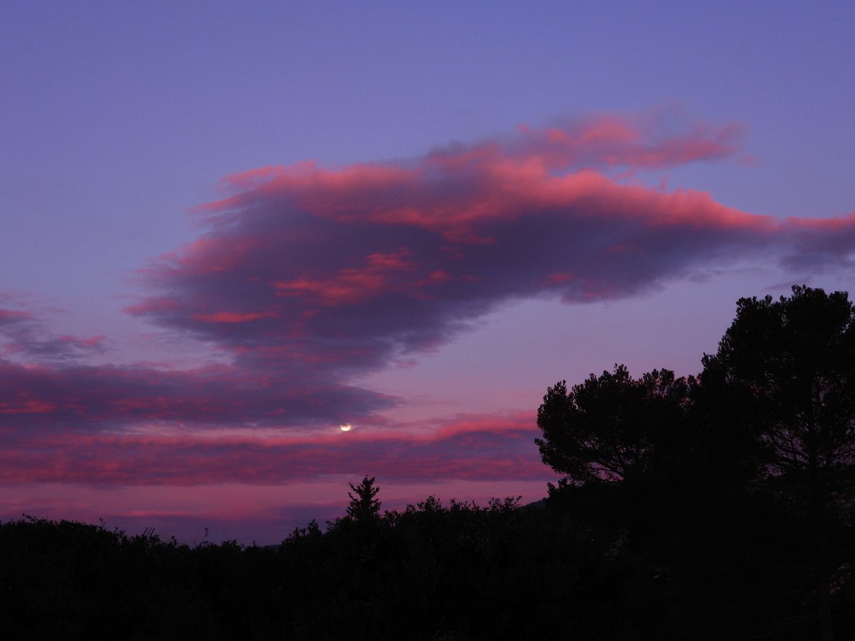 Moonset over #Grasse, #Provence   #astronomiefrance #nikoneurope #nikonp1000  #youresa #amazingmoon #moon   #moonphases #meteo06 #departement06 #moonphotography #luna #lune  #moon #moonaddict #moonlovers #moonphases #fullmoon #natgeoyourshot #bestzoom