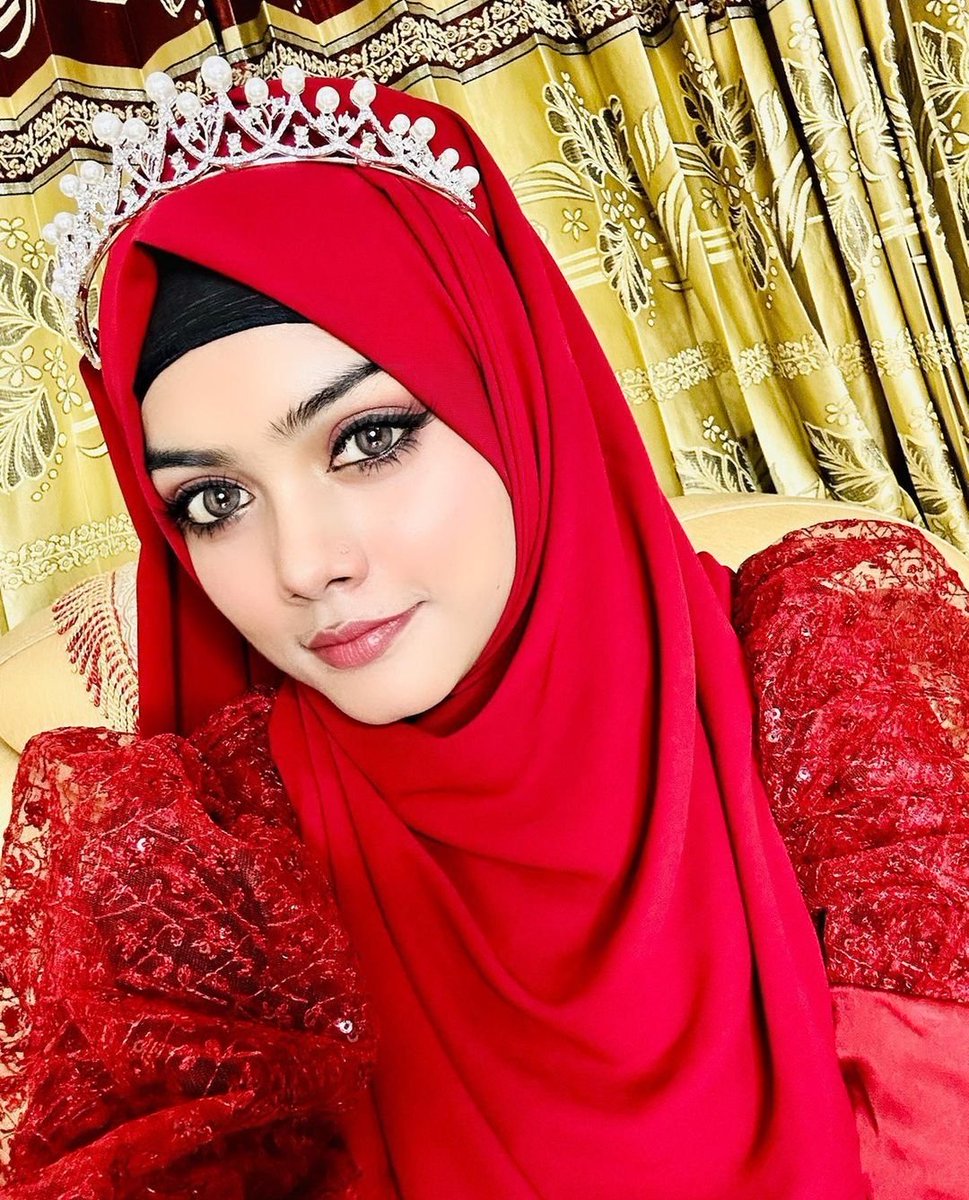 #HappyHoli to mu Hindu friends and #HappyWomensDay to me and my sisters