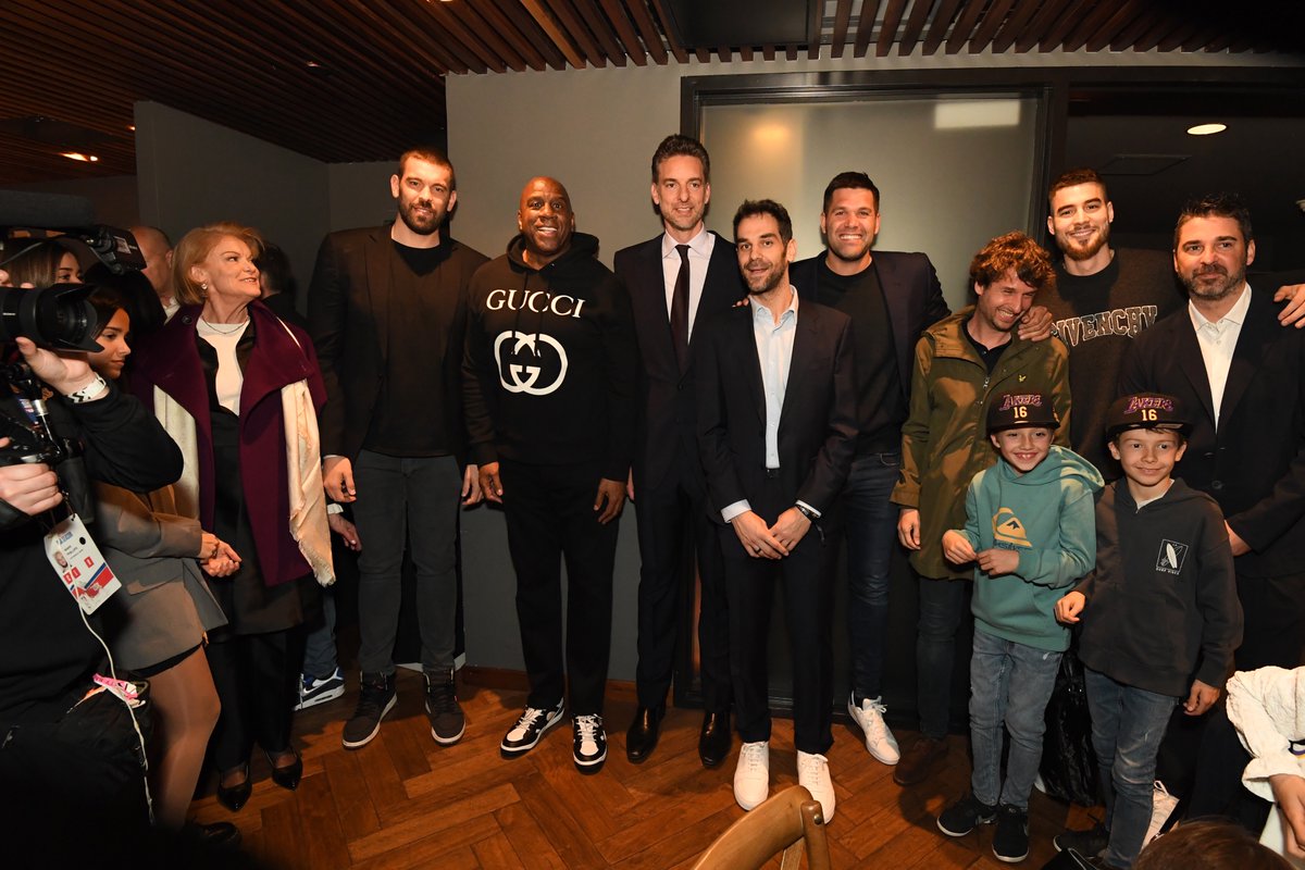 NBAspain's tweet photo. LA FOTO

🇪🇸❤️✨

#GraciasPau https://t.co/dnKkmg8yYH