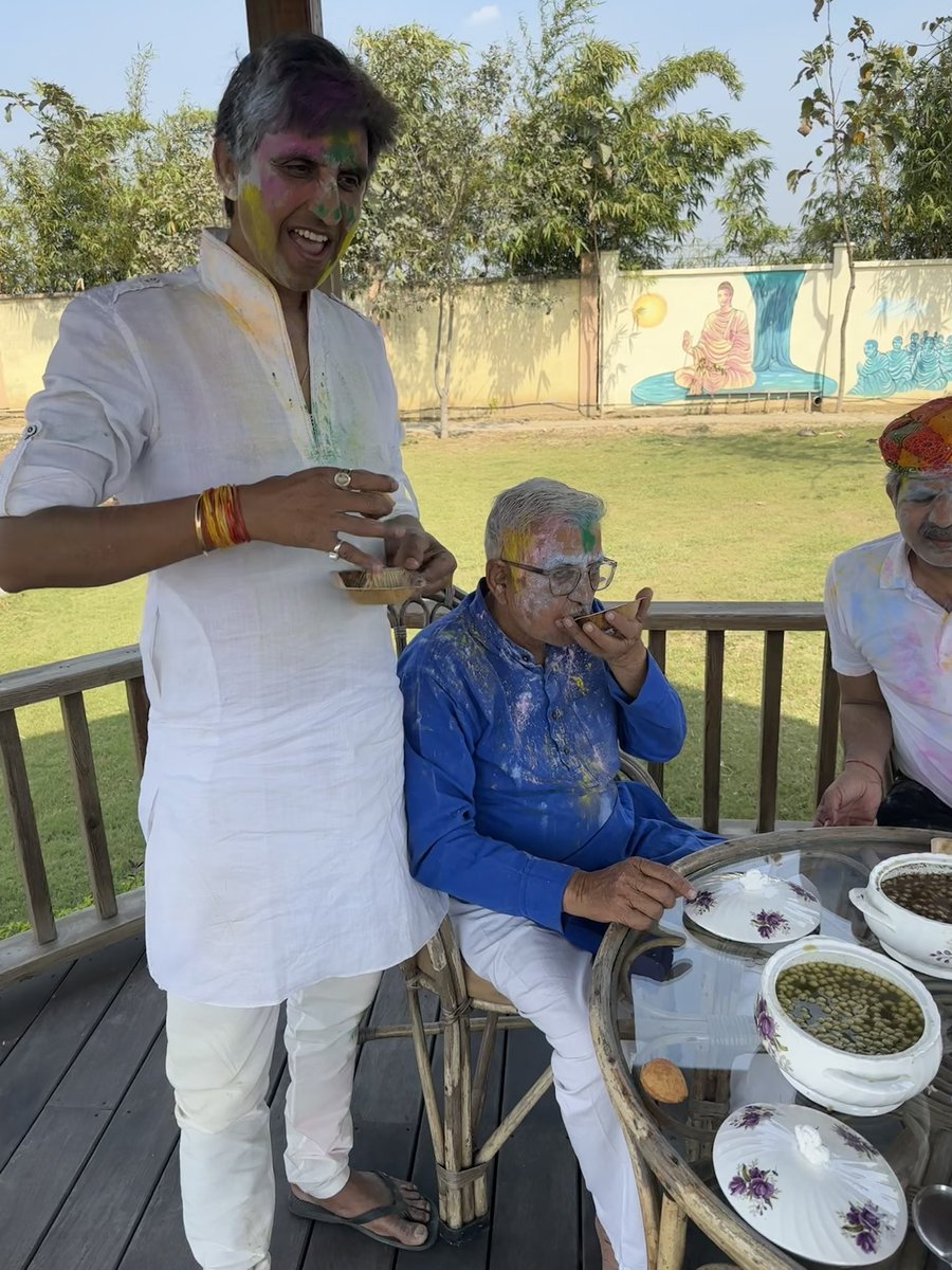 पापा जी के सामने गोलगप्पे किसी और से भरवाना यानि गोलगप्पे के बराबर की गाली खाना 😁 सो स्वयंसेवा जारी है 🤓 #HoliCelebrations ❤️🙏