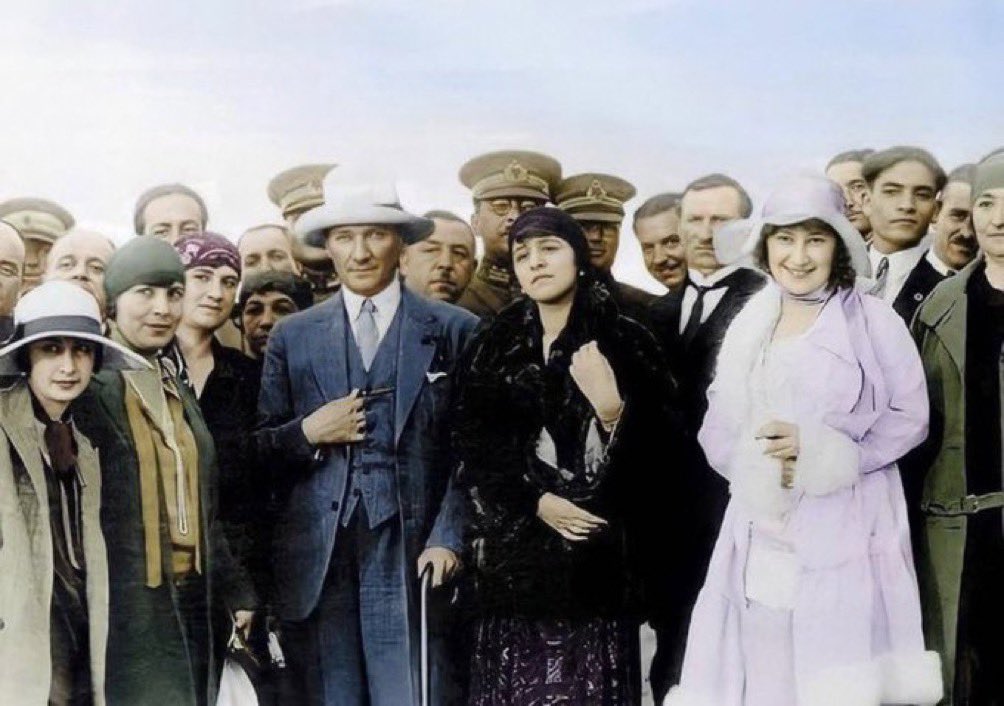 izmirgeyik's tweet photo. Kadın köleydi, Öğretmen oldu.
Kadın cariyeydi, Avukat, hakim oldu.
Kadın kumaydı, Başbakan oldu doktor oldu. Kadın, kendisine bu hakları veren #Ata'sına minnettar oldu.. #8Mart https://t.co/ShN8o85GiX