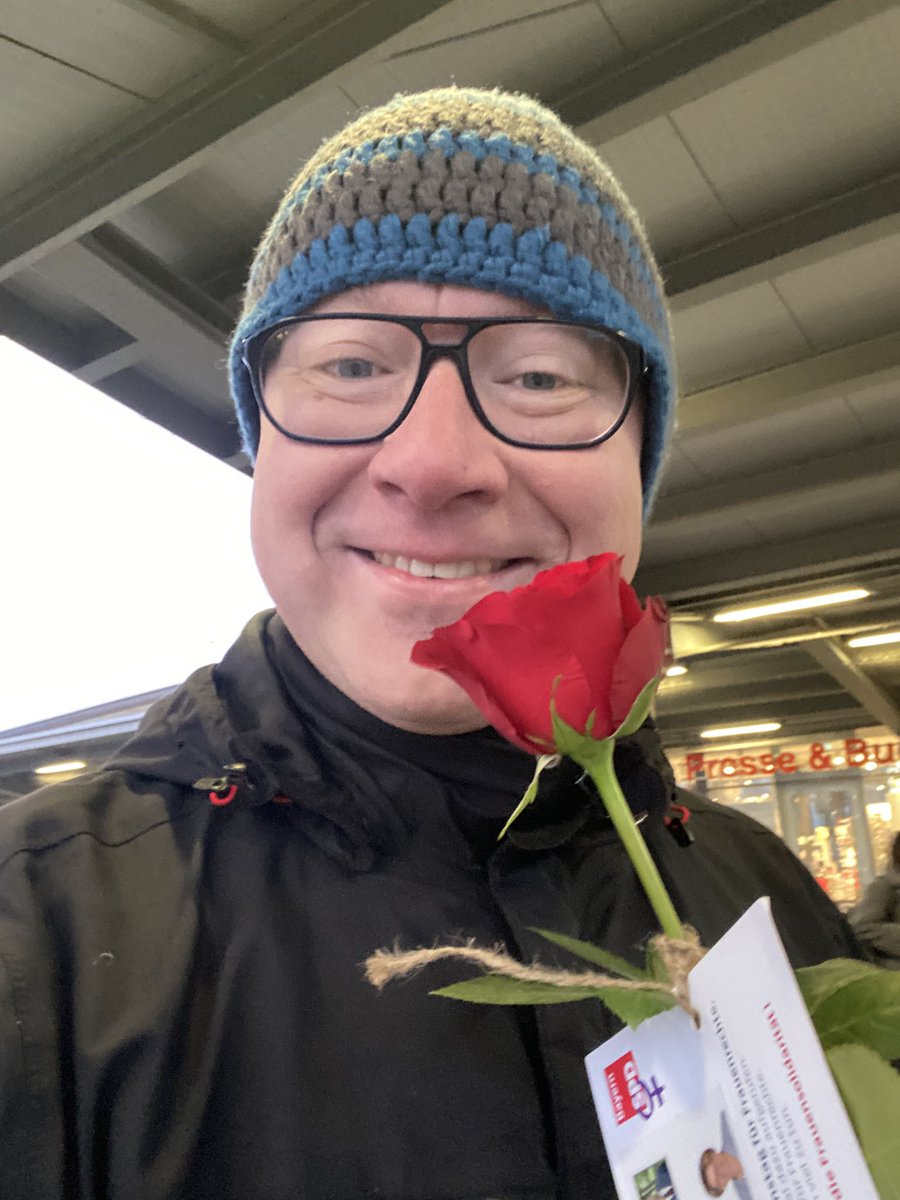 StefanAdamski1's tweet photo. Heute in aller Frühe erhielten die #Frauen vor dem Hauptbahnhof in #Schweinfurt eine Rose zum internationalen #Frauentag. Gemeinsame Aktion von @ASF_SPDFrauen, @afa_spd, @HumpferMarkus, MdB und Stefan #Rottmann, Kandidat für die Landtagswahl. @BayernSPD #Frauenkampftag https://t.co/3mtiKxUfbl