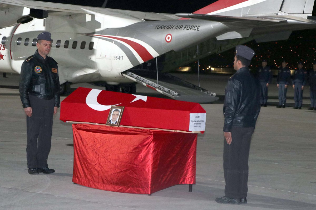 Emekliliğini dondurup, deprem bölgesine gönüllü giden Jandarma Pilot Kıdemli Albay Oğuzhan Adalıoğlu helikopteri kalkış için yönlendirdiği sırada pervanenin çarpması sonucu şehit düştü. 

Yüce Türk Milleti’nin başı sağ olsun.